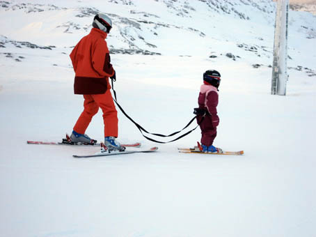 Raphaela and Lykke on skis in Hemsedal