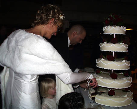 Helle and Kim cutting the wedding cake