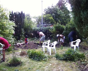 Helle, Mathilde, Natasha, Troels, Osvaldo and AC working in my parents' garden